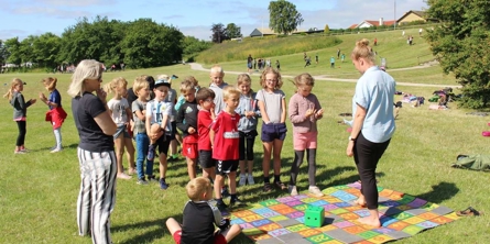 Børn spiller matematikspil udenfor